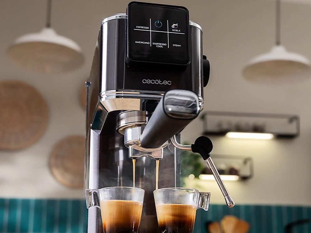 Preparación del café en la Cecotec Cafelizzia Coldbrew